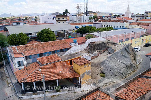  Foto feita com drone de construção ao redor de inselberg do Monumento Natural dos Monólitos de Quixadá ao fundo  - Quixadá - Ceará (CE) - Brasil