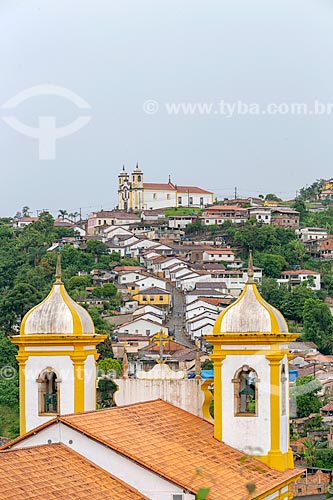  Vista do campanário da Igreja Matriz de Nossa Senhora da Conceição (1770) com a Igreja Matriz de Santa Efigênia (1785) ao fundo  - Ouro Preto - Minas Gerais (MG) - Brasil