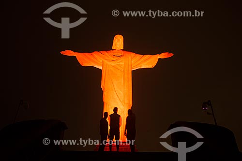  Cristo Redentor (1931) com iluminação especial - laranja - devido à Campanha contra o câncer de pele  - Rio de Janeiro - Rio de Janeiro - Brasil