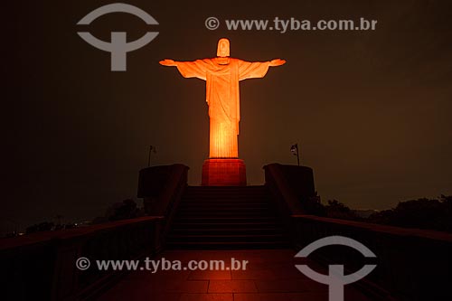  Cristo Redentor (1931) com iluminação especial - laranja - devido à Campanha contra o câncer de pele  - Rio de Janeiro - Rio de Janeiro - Brasil