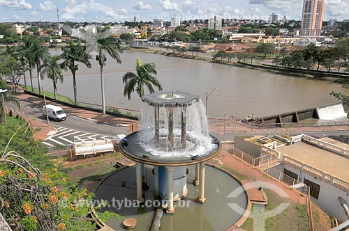  Aerador em frente ao Palácio das Águas - estação de tratamento de água - com a Represa Municipal de São José do Rio Preto ao fundo  - São José do Rio Preto - São Paulo (SP) - Brasil