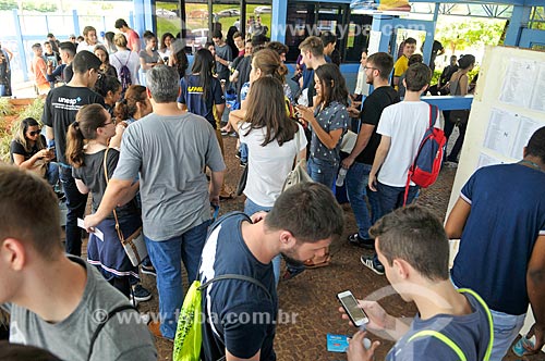  Alunos na entrada da Universidade Paulista (UNIP) aguardando para fazer a prova da FUVEST (primeira fase)  - São José do Rio Preto - São Paulo (SP) - Brasil