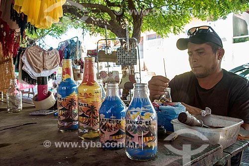  Artesão fazendo garrafas de areia colorida  - Beberibe - Ceará (CE) - Brasil