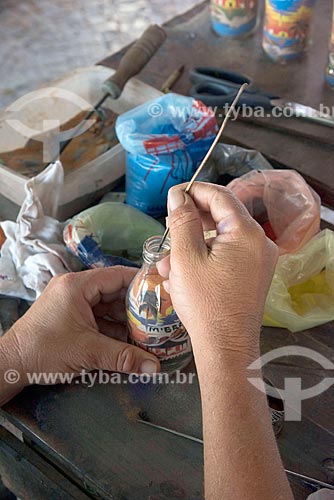 Detalhe de artesão fazendo garrafas de areia colorida  - Beberibe - Ceará (CE) - Brasil