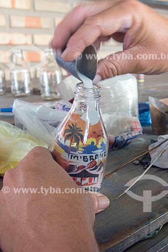  Detalhe de artesão fazendo garrafas de areia colorida  - Beberibe - Ceará (CE) - Brasil