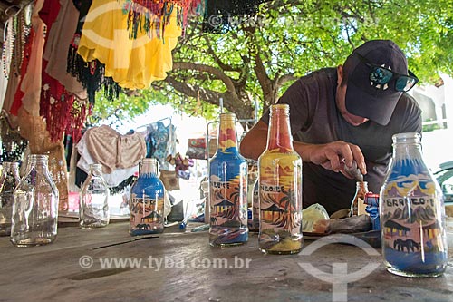  Artesão fazendo garrafas de areia colorida  - Beberibe - Ceará (CE) - Brasil