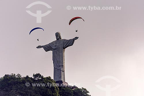  Parapentes com Cristo Redentor vistos a partir do bairro do Cosme Velho  - Rio de Janeiro - Rio de Janeiro (RJ) - Brasil
