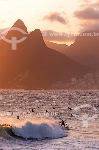  Surfistas na Praia de Ipanema com o Morro Dois Irmãos ao fundo  - Rio de Janeiro - Rio de Janeiro (RJ) - Brasil