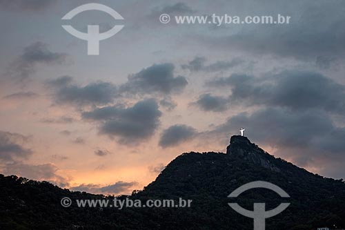  Vista do Cristo Redentor a partir do bairro de Cosme Velho durante o pôr do sol  - Rio de Janeiro - Rio de Janeiro (RJ) - Brasil