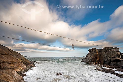  Praticante de slackline na formação rochosa conhecida como Castelinho do Leblon próximo ao Mirante do Leblon  - Rio de Janeiro - Rio de Janeiro (RJ) - Brasil