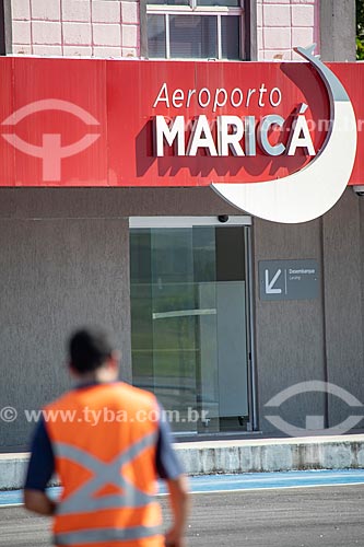  Funcionário da Prefeitura de Maricá durante obra na pista do Aeroporto Laélio Baptista - mais conhecido como Aeroporto de Maricá  - Maricá - Rio de Janeiro (RJ) - Brasil