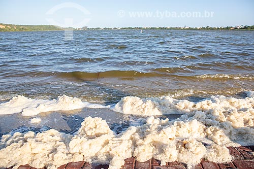  Detalhe de espuma na Lagoa da Barra de Maricá - também conhecida como Lagoa do Boqueirão - decorrente de assoreamento e movimentação orgânica  - Maricá - Rio de Janeiro (RJ) - Brasil