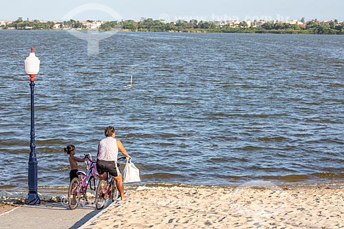  Mãe e filha andando de bicicleta na rampa de acesso na Orla Zé Garoto (2018) na Lagoa da Barra de Maricá - também conhecida como Lagoa do Boqueirão  - Maricá - Rio de Janeiro (RJ) - Brasil