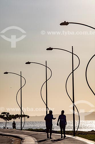  Pessoas caminhando na orla da Lagoa de Araçatiba durante o pôr do sol  - Maricá - Rio de Janeiro (RJ) - Brasil