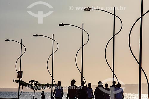  Pessoas caminhando na orla da Lagoa de Araçatiba durante o pôr do sol  - Maricá - Rio de Janeiro (RJ) - Brasil