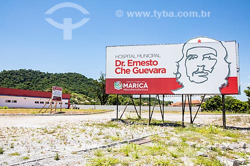  Outdoor com o Hospital Municipal Doutor Ernesto Che Guevara ao fundo  - Maricá - Rio de Janeiro (RJ) - Brasil