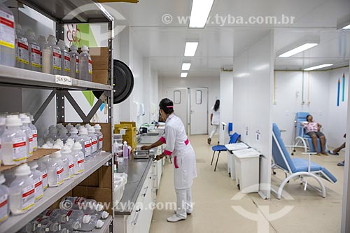  Frascos de soro na estante e enfermeira na sala de medicação e nebulização da Unidade de Pronto Atendimento de Inoã (UPA)  - Maricá - Rio de Janeiro (RJ) - Brasil