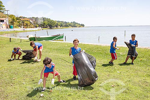 Crianças recolhendo folhas e lixo no entorno da Lagoa de Araçatiba no Projeto Lagoa Limpa, Mar de Peixes da Secretaria de Agricultura, Pecuária e Pesca da Prefeitura de Maricá  - Maricá - Rio de Janeiro (RJ) - Brasil