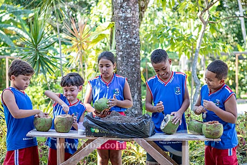  Alunos da rede municipal de ensino cultivando hortaliças no Projeto Horta no Coco da Secretaria de Agricultura, Pecuária e Pesca da Prefeitura de Maricá  - Maricá - Rio de Janeiro (RJ) - Brasil