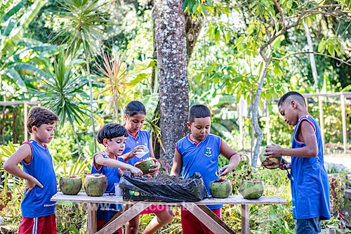  Alunos da rede municipal de ensino cultivando hortaliças no Projeto Horta no Coco da Secretaria de Agricultura, Pecuária e Pesca da Prefeitura de Maricá  - Maricá - Rio de Janeiro (RJ) - Brasil