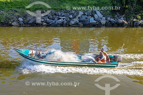  Pescadores em lancha no Canal de Ponta Negra  - Maricá - Rio de Janeiro (RJ) - Brasil
