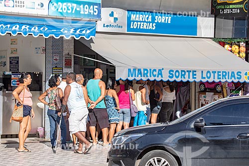  Fila de apostadores em frente à casa lotérica  - Maricá - Rio de Janeiro (RJ) - Brasil