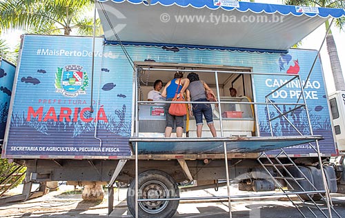  Mulheres comprando peixe no Projeto Caminhão do Peixe da Secretaria de Agricultura, Pecuária e Pesca da Prefeitura de Maricá - projeto com objetivo de vender de peixe fresco à baixo custo  - Maricá - Rio de Janeiro (RJ) - Brasil