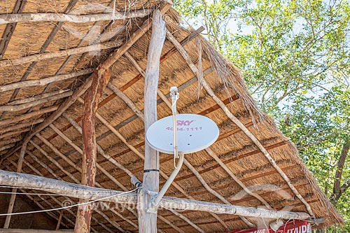  Antena parabólica da Sky - serviço de televisão por assinatura - em construção em madeira com cobertura de sapé na Aldeia Mata Verde Bonita (Tekoa Ka Aguy Ovy Porã) da Tribo Guarani  - Maricá - Rio de Janeiro (RJ) - Brasil