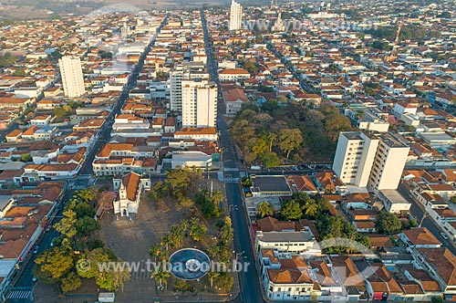  Foto feita com drone do Santuário de Nossa Senhora Aparecida com a Praça Doutor Horácio Ramalho à direita  - Taquaritinga - São Paulo (SP) - Brasil