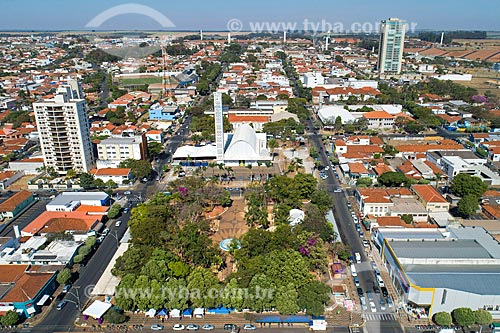  Foto feita com drone da Igreja Matriz Senhor Bom Jesus com a Praça Doutor Leônidas Calígola Bastia - também conhecida como Praça da Matriz  - Matão - São Paulo (SP) - Brasil