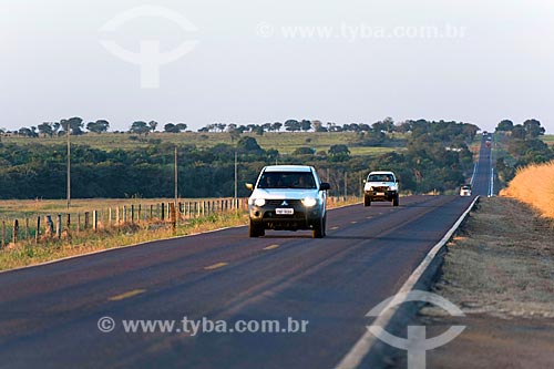  Tráfego na Rodovia BR-158 com faróis acesos durante o dia  - Água Boa - Mato Grosso (MT) - Brasil