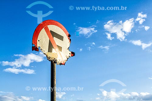  Detalhe de placa de trânsito indicando proibido estacionar enferrujada  - Florianópolis - Santa Catarina (SC) - Brasil