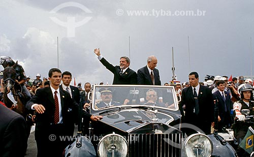  Presidente Luiz Inácio Lula da Silva e o vice-presidente José Alencar desfilando em carro aberto durante a cerimônia de posse presidencial  - Brasília - Distrito Federal (DF) - Brasil