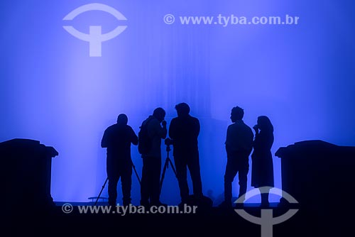  Fotógrafos no Cristo Redentor (1931) envolto em nuvens com iluminação especial - azul - devido à mobilização contra o câncer de próstata  - Rio de Janeiro - Rio de Janeiro (RJ) - Brasil
