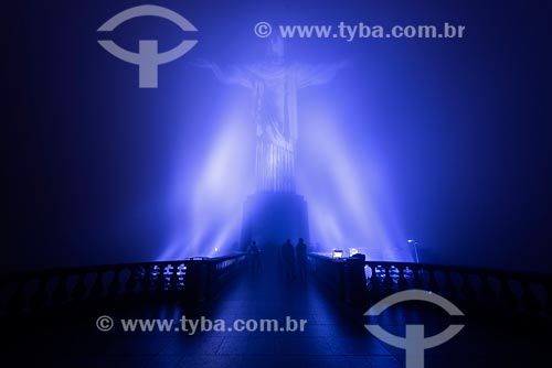  Cristo Redentor (1931) envolto em nuvens com iluminação especial - azul - devido à mobilização contra o câncer de próstata  - Rio de Janeiro - Rio de Janeiro (RJ) - Brasil