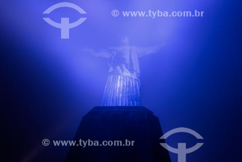  Cristo Redentor (1931) envolto em nuvens com iluminação especial - azul - devido à mobilização contra o câncer de próstata  - Rio de Janeiro - Rio de Janeiro (RJ) - Brasil