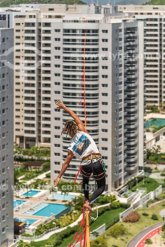  Praticante de slackline entre os prédios do Condomínio Residencial Ilha Pura Vila dos Atletas - edifícios onde os atletas se hospedaram durante os Jogos Olímpicos - Rio 2016  - Rio de Janeiro - Rio de Janeiro (RJ) - Brasil