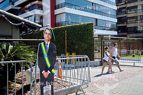  Display fotográfico de Jair Bolsonaro em tamanho real em frente ao Condomínio Vivendas da Barra - onde ele mora  - Rio de Janeiro - Rio de Janeiro (RJ) - Brasil