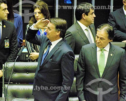  Presidente Jair Bolsonaro prestando continência ao lado do Senador Eunício Oliveira - presidente do Senado Federal - no plenário da Câmara dos Deputados durante a cerimônia de posse presidencial  - Brasília - Distrito Federal (DF) - Brasil