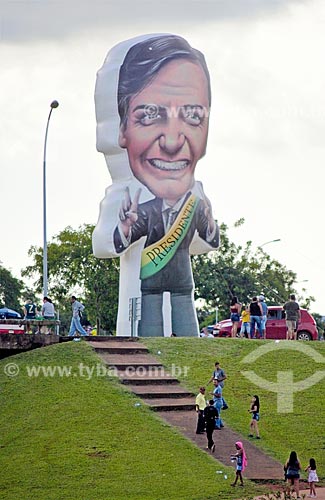  Boneco inflável gigante de Jair Bolsonaro em manifestação a favor da cerimônia de posse presidencial  - Brasília - Distrito Federal (DF) - Brasil