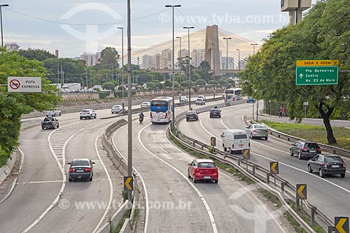  Tráfego na pista norte da Marginal Tietê - Via Professor Simão Faiguenboim - com a Ponte Governador Orestes Quércia (2011) ao fundo  - São Paulo - São Paulo (SP) - Brasil