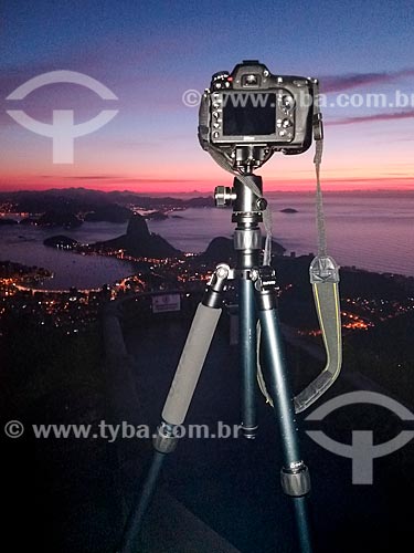  Vista de máquina fotográfica no mirante do Cristo Redentor com o Pão de Açúcar e Enseada de Botafogo ao fundo durante o amanhecer  - Rio de Janeiro - Rio de Janeiro (RJ) - Brasil