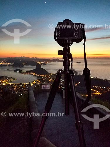  Vista de máquina fotográfica no mirante do Cristo Redentor com o Pão de Açúcar e Enseada de Botafogo ao fundo durante o amanhecer  - Rio de Janeiro - Rio de Janeiro (RJ) - Brasil