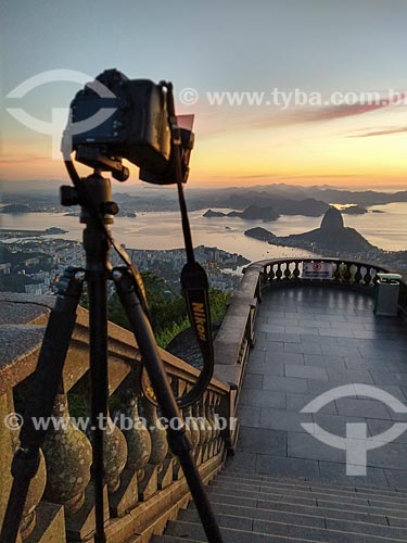  Vista de máquina fotográfica no mirante do Cristo Redentor com o Pão de Açúcar e Enseada de Botafogo ao fundo durante o amanhecer  - Rio de Janeiro - Rio de Janeiro (RJ) - Brasil