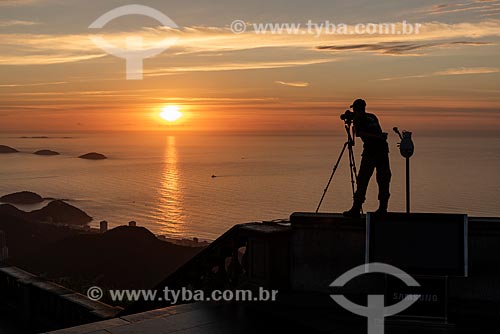  Vista de silhueta de fotógrafo no mirante do Cristo Redentor durante o amanhecer  - Rio de Janeiro - Rio de Janeiro (RJ) - Brasil