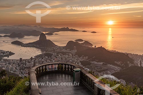  Vista do Pão de Açúcar e da Enseada de Botafogo a partir do mirante do Cristo Redentor durante o amanhecer  - Rio de Janeiro - Rio de Janeiro (RJ) - Brasil