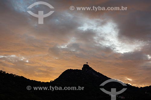  Vista do Cristo Redentor a partir do bairro do Cosme Velho durante o pôr do sol  - Rio de Janeiro - Rio de Janeiro (RJ) - Brasil