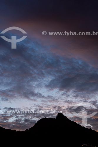  Vista do Cristo Redentor a partir do bairro do Cosme Velho durante o pôr do sol  - Rio de Janeiro - Rio de Janeiro (RJ) - Brasil