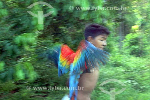  Criança ribeirinha com Arara-vermelha (Ara chloropterus) - também conhecida como araracanga ou arara-macau - às margens do Rio Uatumã  - Amazonas (AM) - Brasil