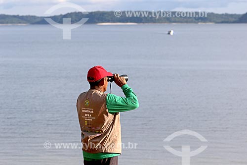  Agente ambiental da Secretaria do Meio Ambiente durante fiscalização no Rio Uatumã  - Amazonas (AM) - Brasil